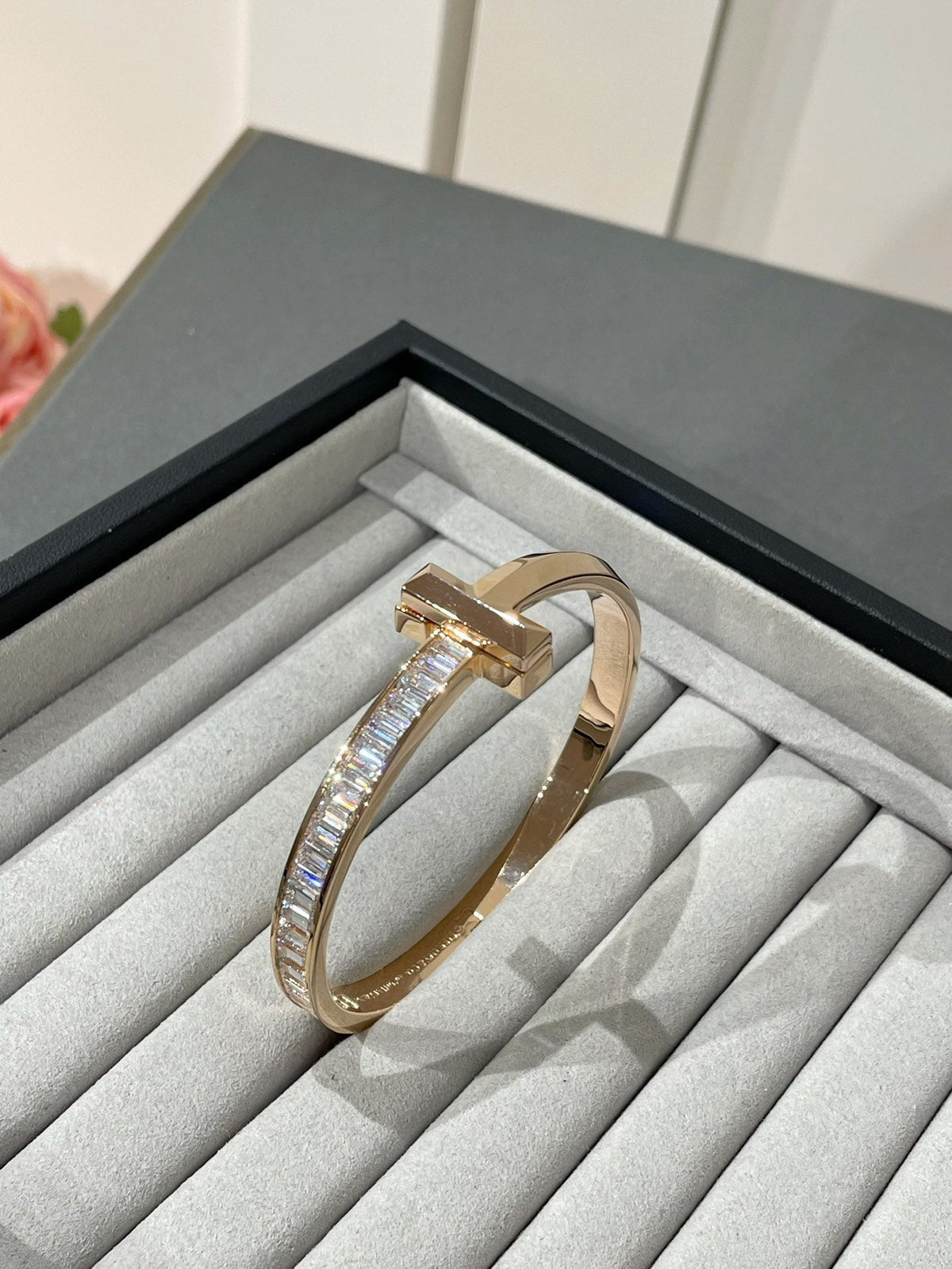 [JeweliWhal]WIDE HINGED BANGLE PINK GOLD WITH BAGUETTE DIAMONDS