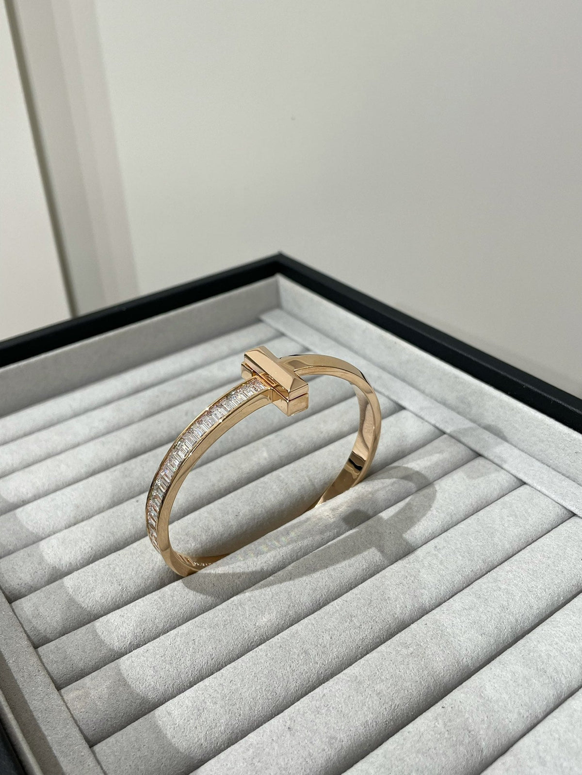 [JeweliWhal]WIDE HINGED BANGLE PINK GOLD WITH BAGUETTE DIAMONDS