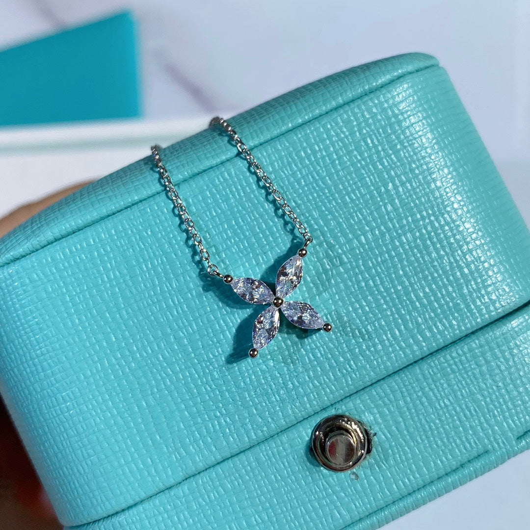 [JeweliWhal]PLATINUM AND DIAMOND VICTORIA PENDANT NECKLACE