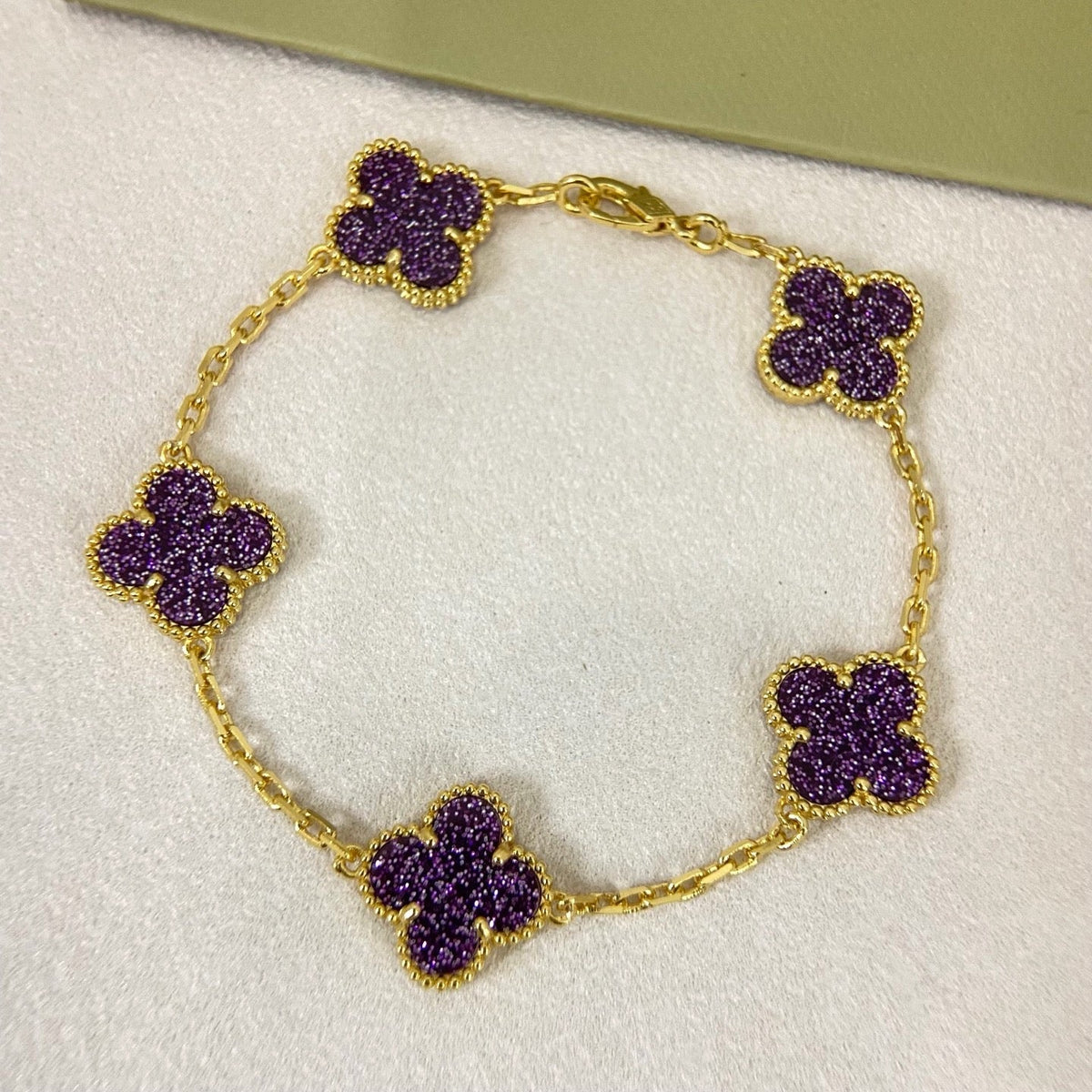 [⭐⭐JeweliWhal]NEUES ARMBAND MIT VIERBLÄTTRIGEM KLEEBATT UND 5 BLÜTEN AUS LILA SANDGOLD