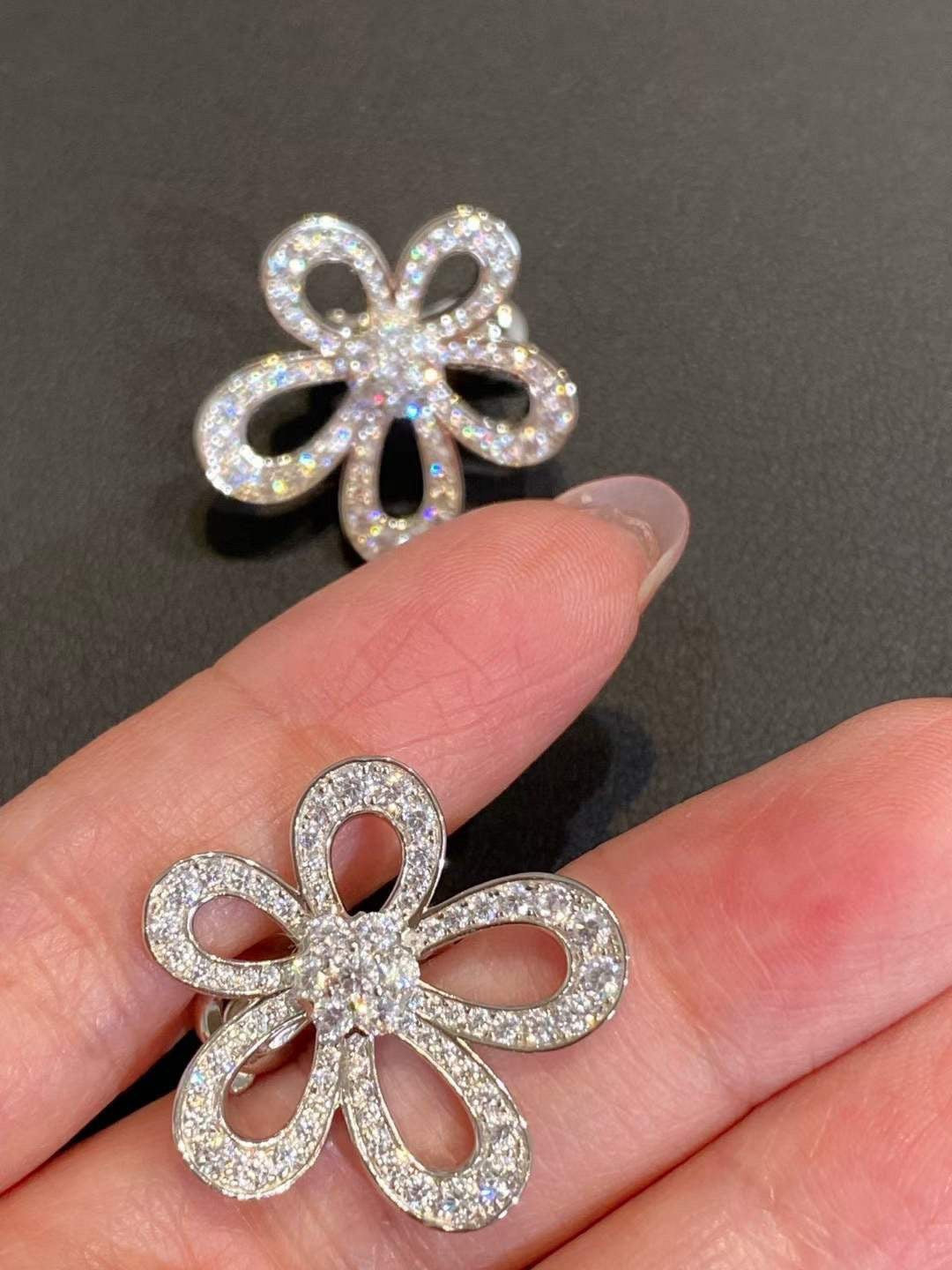 [⭐⭐JeweliWhal]BLUMENSPITZEN-OHRRINGE MIT VOLLBESATZ-DIAMANTEN