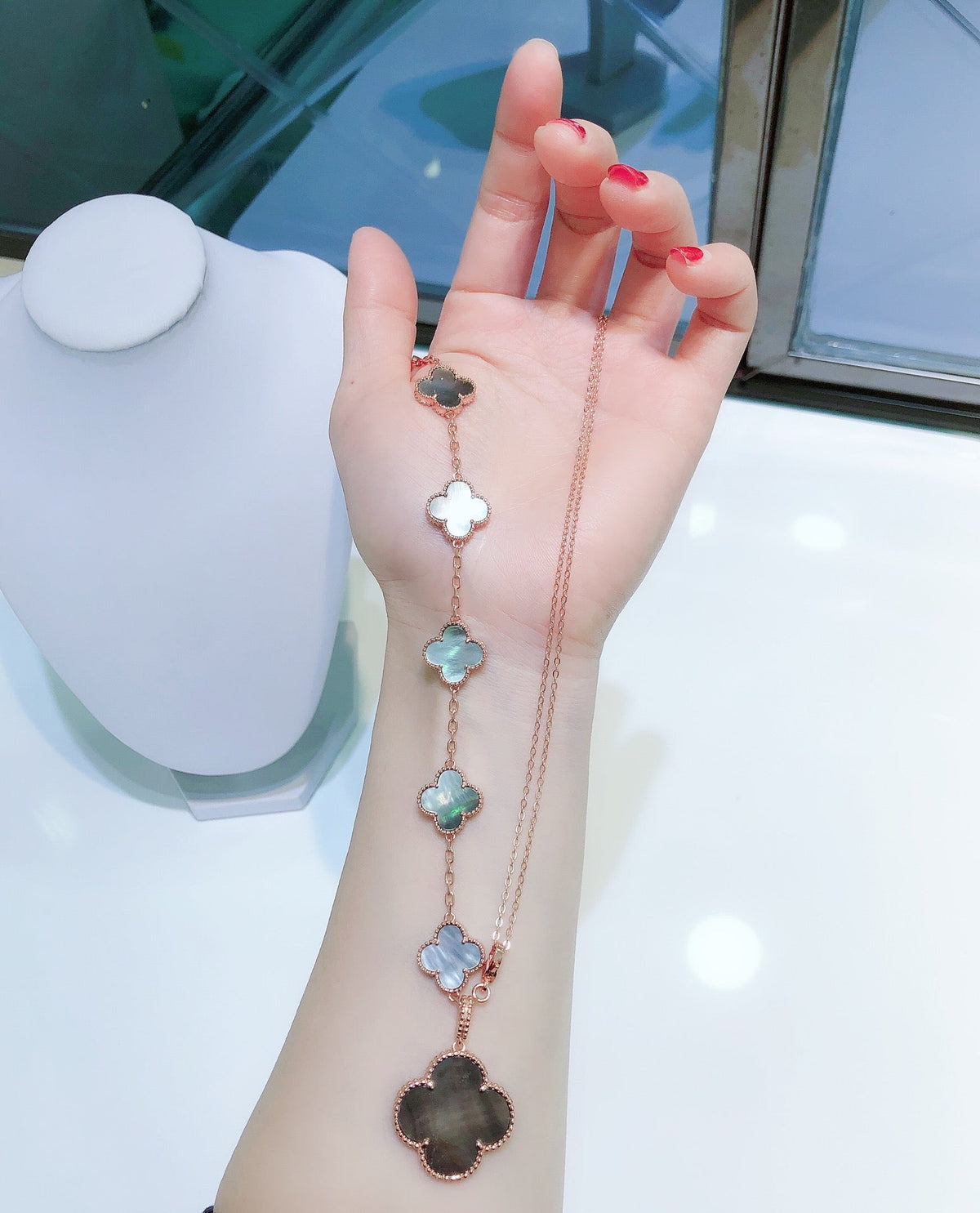 [⭐⭐JeweliWhal]KOMBINIERTES ARMBAND 5 MOTIVE UND HALSKETTE DUNKLES PERLMUTT ROSÉGOLD